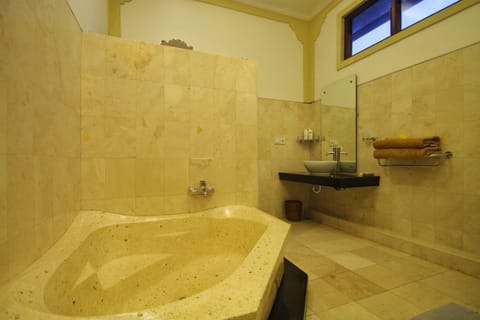 Deluxe Double Room | Deep soaking bathtub
