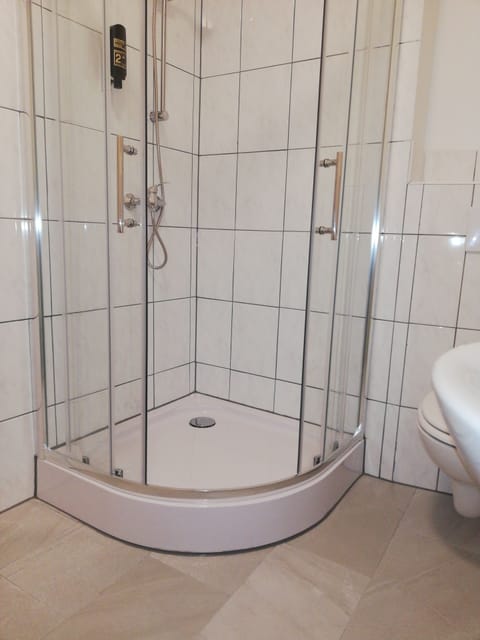 Comfort Apartment, Multiple Beds, Non Smoking | Bathroom | Shower, towels