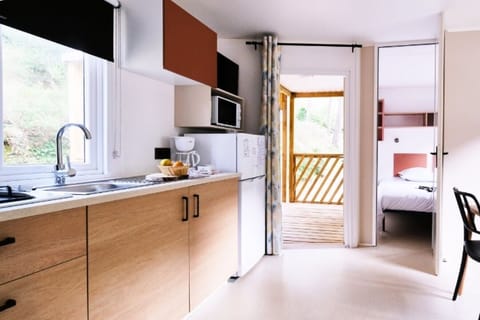 Premium Mobile Home | Private kitchen | Fridge, microwave, stovetop, highchair