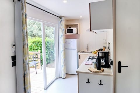 Premium Mobile Home | Private kitchen | Fridge, microwave, stovetop, highchair