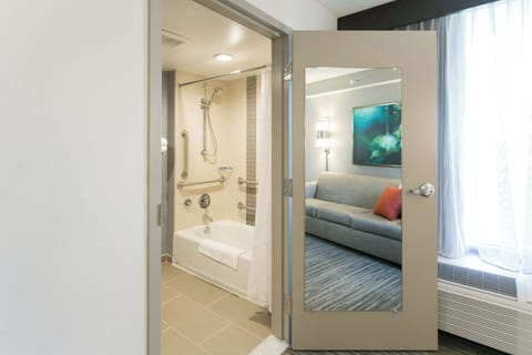 Room, 1 King Bed, Accessible, Bathtub | Bathroom | Designer toiletries, hair dryer, towels