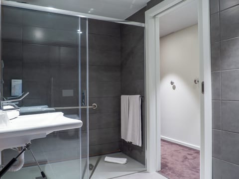 Hair dryer, towels, shampoo, toilet paper