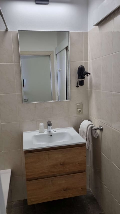 Combined shower/tub, free toiletries, hair dryer, towels