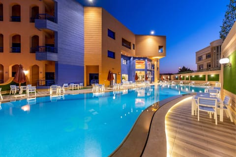 2 outdoor pools