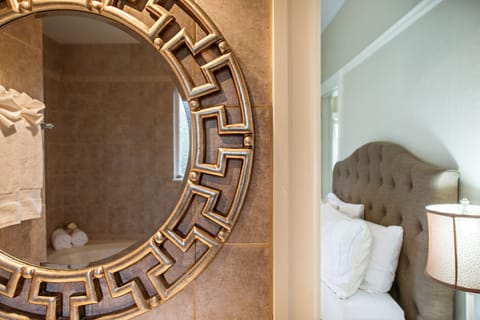 Deluxe Suite, 1 Queen Bed with Sofa bed, Kitchen (Master Suite) | Free WiFi, bed sheets