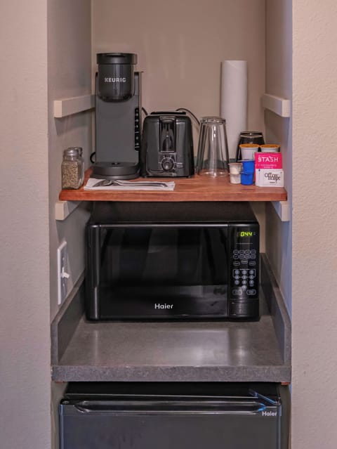 The Courtyard - Grand Queen (Pet and child friendly) | Premium bedding, pillowtop beds, free WiFi, bed sheets