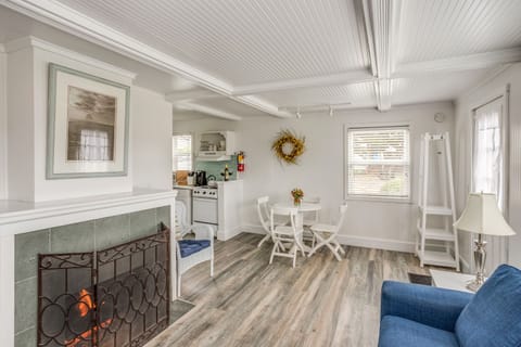 McBee Cottage - Grand Queen (Pet and child friendly) | Premium bedding, pillowtop beds, free WiFi, bed sheets