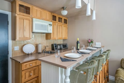 Cannon Beach Hotel - Exclusive Suite (Not pet or child friendly) | Private kitchenette