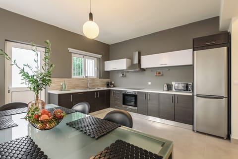 Villa, 3 Bedrooms | Private kitchen | Full-size fridge, microwave, oven, stovetop