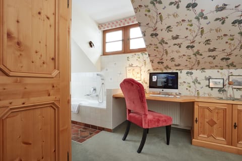 Single Room | Living area | TV, DVD player, iPod dock