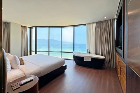 Executive Suite, 1 Double Bed, Ocean View | 1 bedroom, minibar, in-room safe, desk
