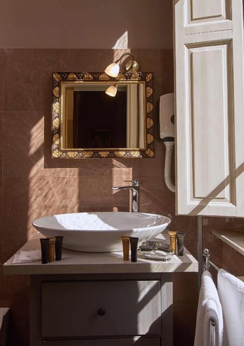 Deluxe Suite, Balcony | Bathroom sink