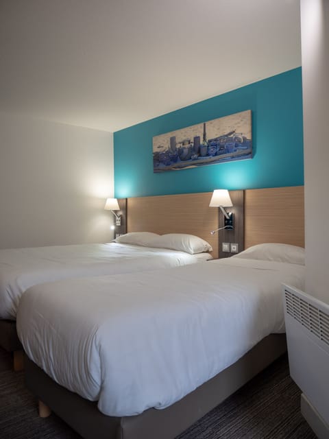 Family Room | Desk, laptop workspace, blackout drapes, free WiFi