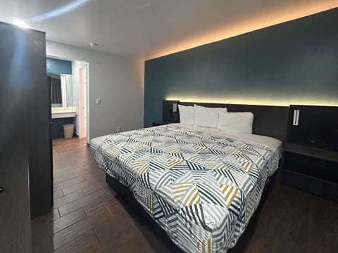 Desk, blackout drapes, free WiFi, bed sheets