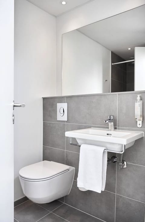 Single Room | Bathroom | Shower, eco-friendly toiletries, hair dryer, towels