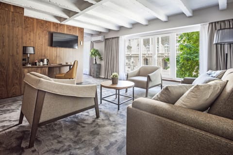 Executive Suite | Living area | 32-inch LCD TV with cable channels, TV