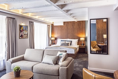 Royal Suite | Egyptian cotton sheets, premium bedding, memory foam beds, minibar