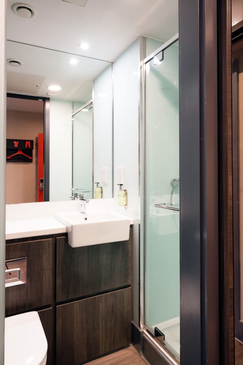 Twin Room with Window | Bathroom | Shower, eco-friendly toiletries, hair dryer, towels