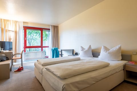 Family Room | Hypo-allergenic bedding, desk, laptop workspace, free WiFi