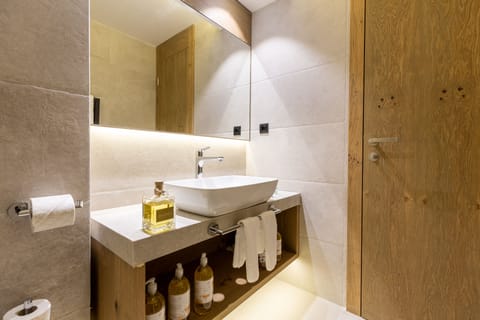Superior Double or Twin Room | Bathroom | Separate tub and shower, jetted tub, rainfall showerhead