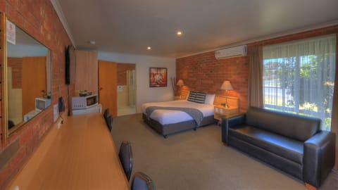 Spa Room | Minibar, desk, blackout drapes, soundproofing
