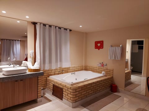 Presidential Double Room, Pool View | Bathroom | Shower, free toiletries