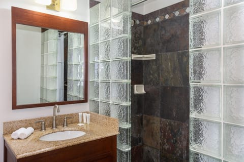 Cabana King | Bathroom | Shower, free toiletries, hair dryer, towels