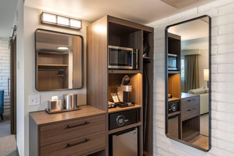 Suite, 1 King Bed, Non Smoking | Egyptian cotton sheets, premium bedding, Tempur-Pedic beds, in-room safe