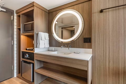 Room, 1 Queen Bed, Non Smoking | Egyptian cotton sheets, premium bedding, Tempur-Pedic beds, in-room safe