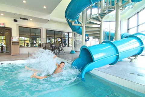 Indoor pool, sun loungers