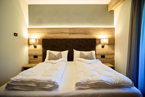 Deluxe Suite | In-room safe, desk, laptop workspace, blackout drapes