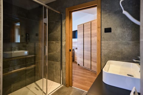 Deluxe Triple Room | Bathroom | Shower, rainfall showerhead, eco-friendly toiletries, hair dryer