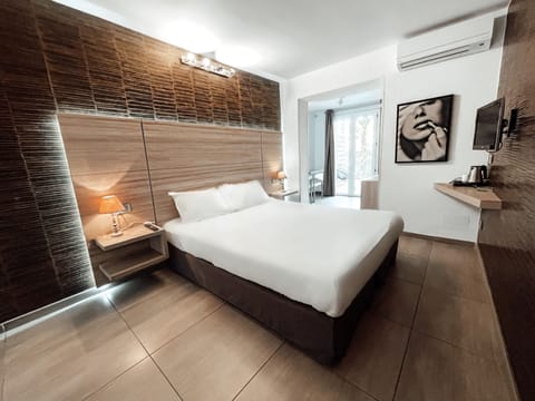 Superior Double Room, Terrace | Minibar, in-room safe, desk, soundproofing