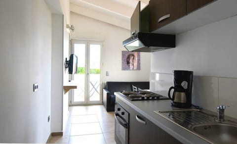 Studio | Private kitchen | Coffee/tea maker, electric kettle