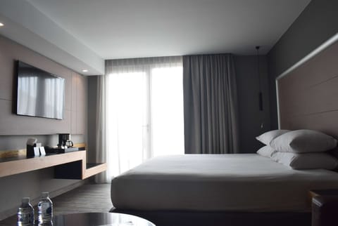 Suite, 1 King Bed, Non Smoking, Terrace | Down comforters, memory foam beds, in-room safe, individually furnished