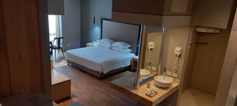 Suite, 1 King Bed, Non Smoking | Down comforters, memory foam beds, in-room safe, individually furnished