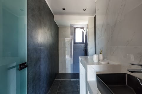 Suite, 2 Bedrooms, Partial Sea View | Bathroom | Shower, rainfall showerhead, free toiletries, hair dryer