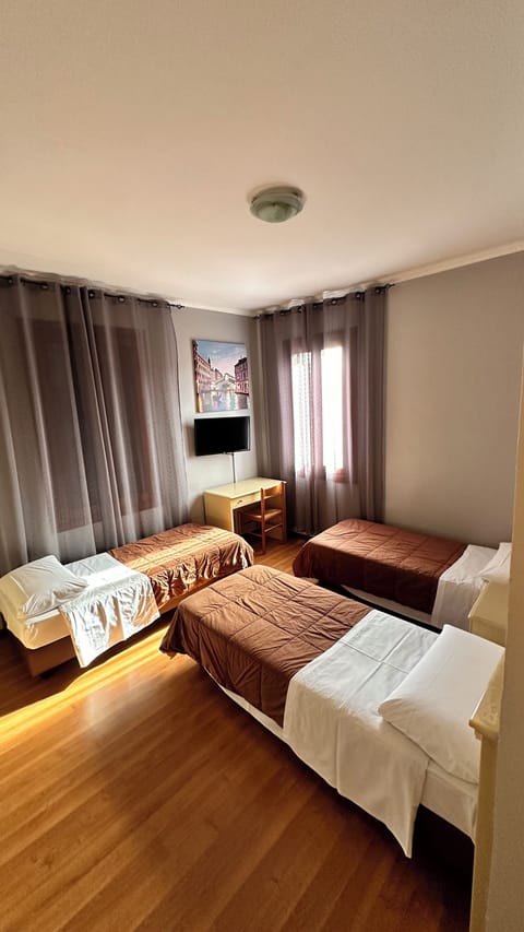 Triple Room | Desk, iron/ironing board, free WiFi, bed sheets