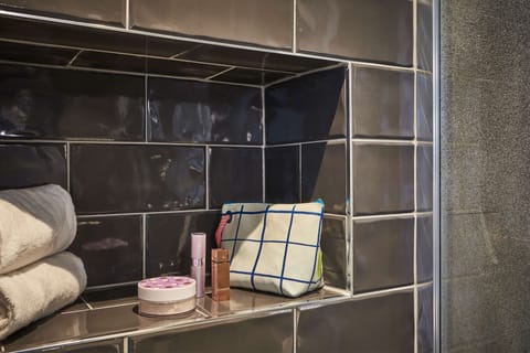 Shower, rainfall showerhead, free toiletries, hair dryer