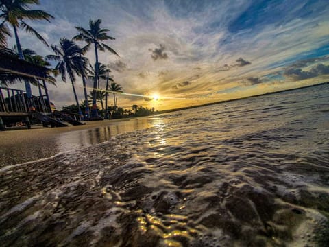 Beach nearby, white sand, beach shuttle, scuba diving
