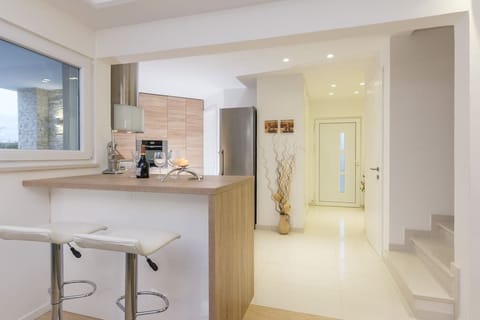 Deluxe Villa | Private kitchen | Full-size fridge, oven, stovetop, dishwasher