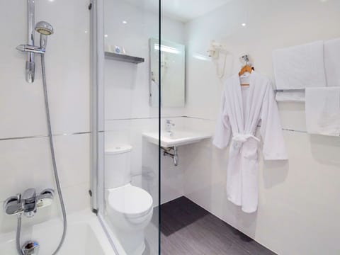 Combined shower/tub, eco-friendly toiletries, hair dryer, towels