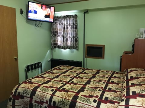 Standard Room, 1 Queen Bed | Bathroom | Shower, hair dryer, towels