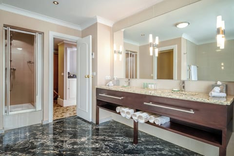 Presidential Suite, 1 King Bed with Sofa bed | Bathroom | Combined shower/tub, free toiletries, hair dryer, bathrobes