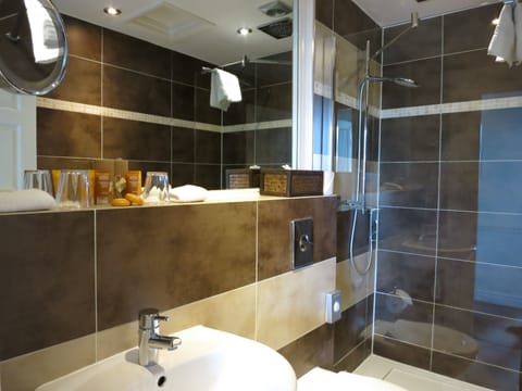 Studio Suite | Bathroom | Shower, free toiletries, hair dryer