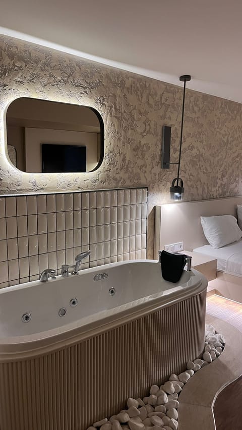 Exclusive Double Room, Garden View | Premium bedding, minibar, desk, laptop workspace