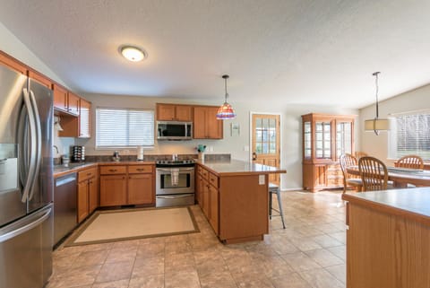 House, 4 Bedrooms | Private kitchen | Fridge, oven, stovetop, coffee/tea maker