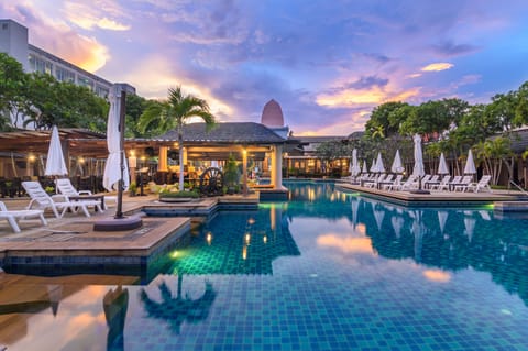 Outdoor pool, pool umbrellas, sun loungers