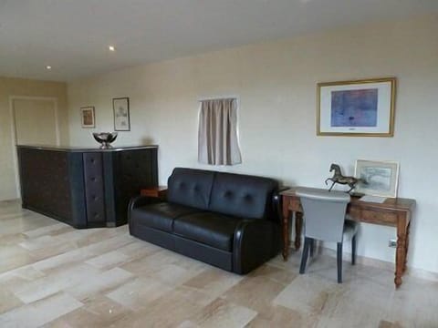 Deluxe Suite | Living area | 32-inch flat-screen TV with cable channels, TV