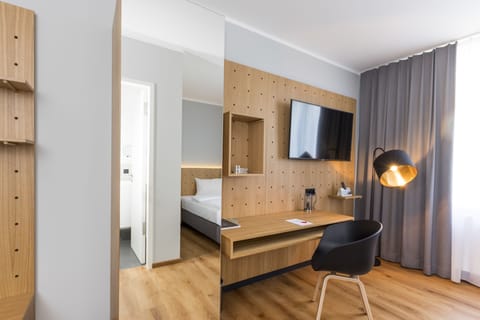 Single Room | Living area | 32-inch flat-screen TV with cable channels, TV